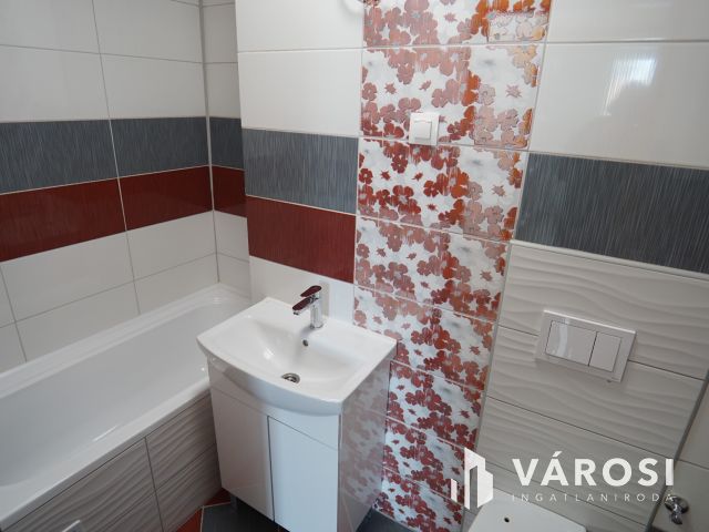 Platán soron, felújított cirkós lakás!