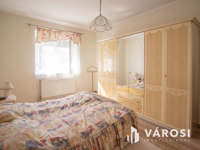 Jó állapotú, belvárosi polgári ház két lakrésszel