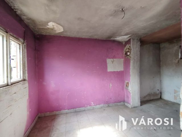 Dömsödön központhoz közeli felújitandó családi ház eladó!