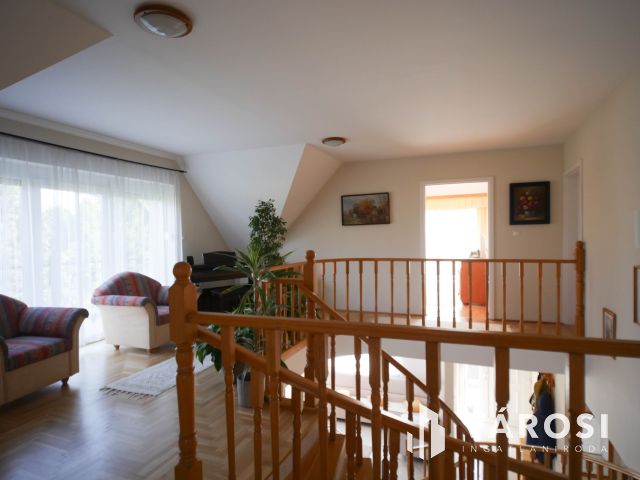 Exkluzív stílusos családi ház dupla garázzsal eladó